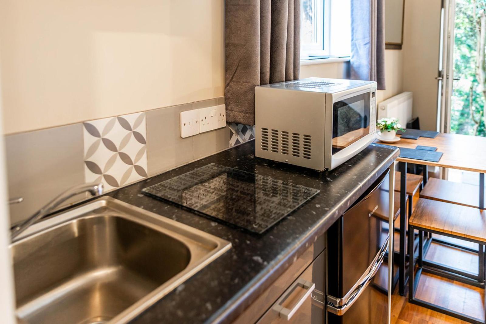 Roger Ground Guest House - With Onsite Car Parking Уиндермир Экстерьер фото