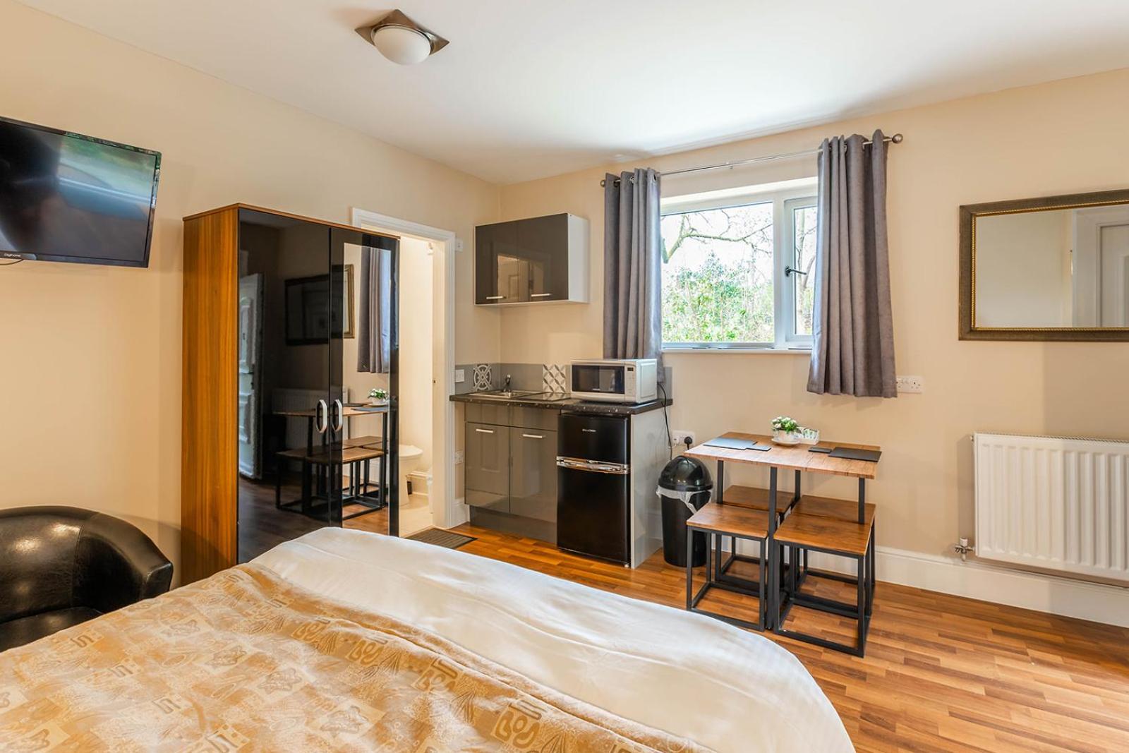 Roger Ground Guest House - With Onsite Car Parking Уиндермир Экстерьер фото